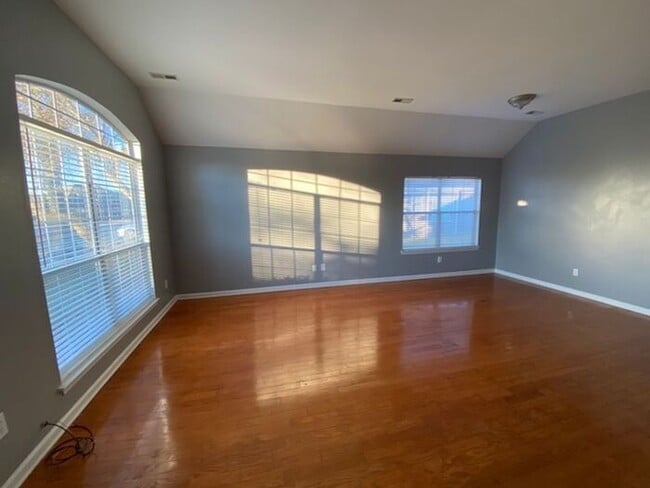 Building Photo - Fenced Yard!