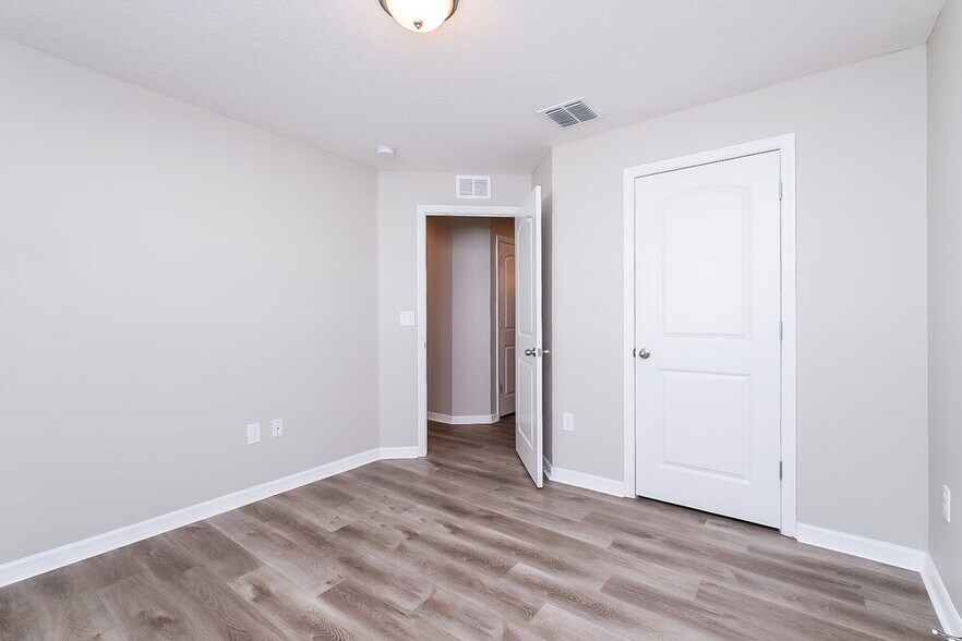 Building Photo - 11849 Valhalla Woods Dr