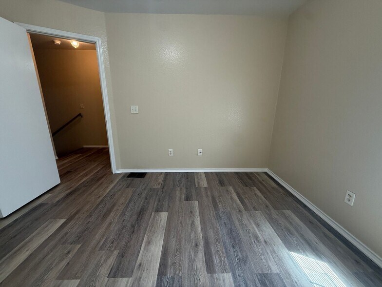 Building Photo - 4000 Doraine Ct