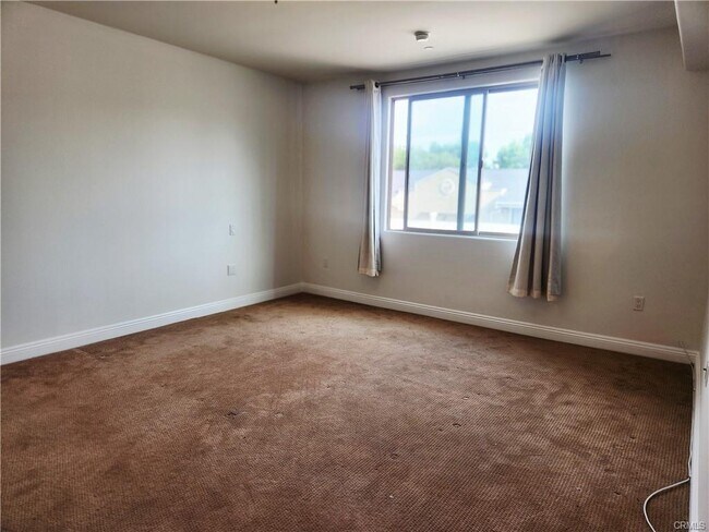 Building Photo - 1835 S Barrington Ave