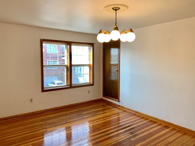 Building Photo - 427 Warren St