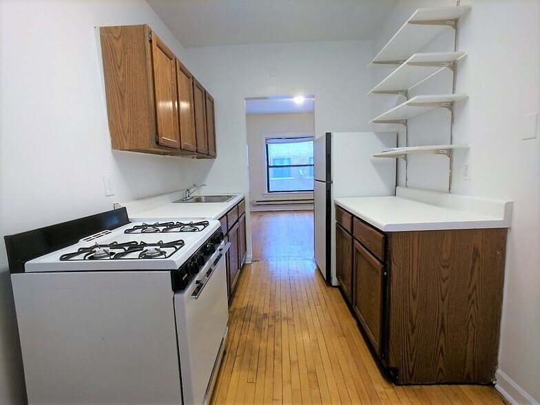 Building Photo - 812 W Waveland Ave