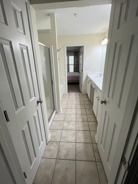 Main bathroom - 5731 Evadale Trce