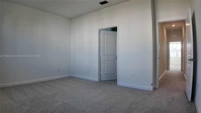 Building Photo - 830 SE grovebush Ln