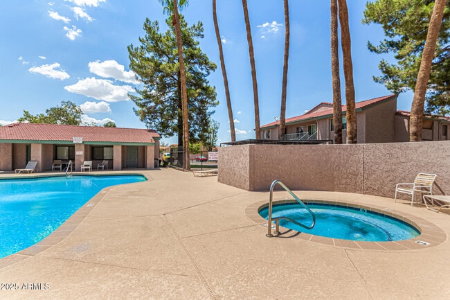 Building Photo - 623 W Guadalupe Rd