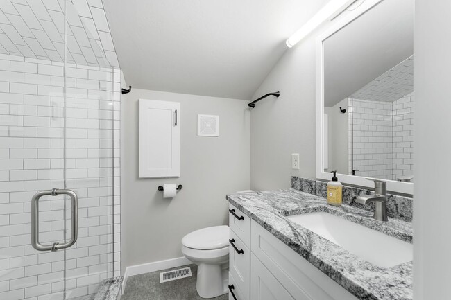 Building Photo - FURNISHED HOUSE! Short or Long Term! Large Newly Renovated Fully Furnished Modern 5 Bedroom Home ...