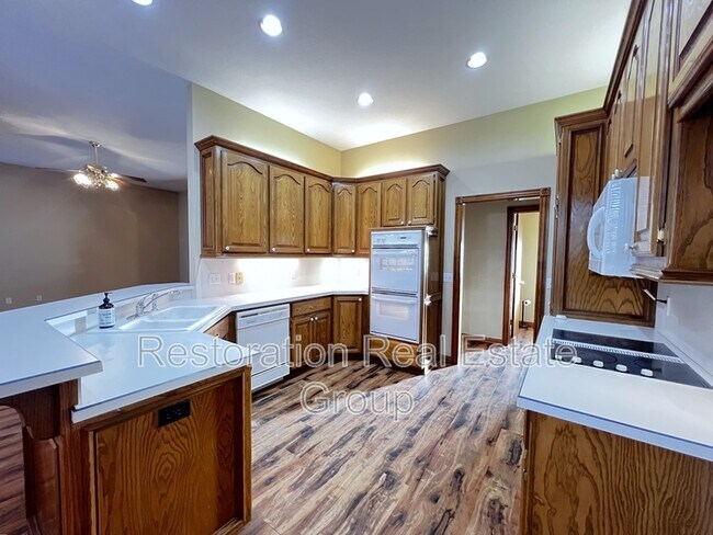 Building Photo - 113 S Mustang Rd