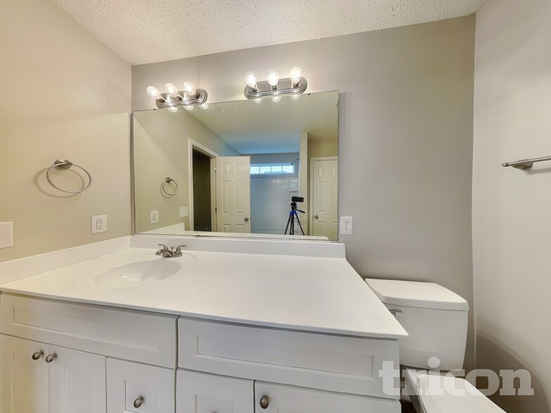 Building Photo - 5050 Elizabeth Rd