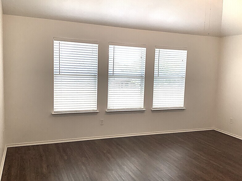 Building Photo - 109 Castle Dr