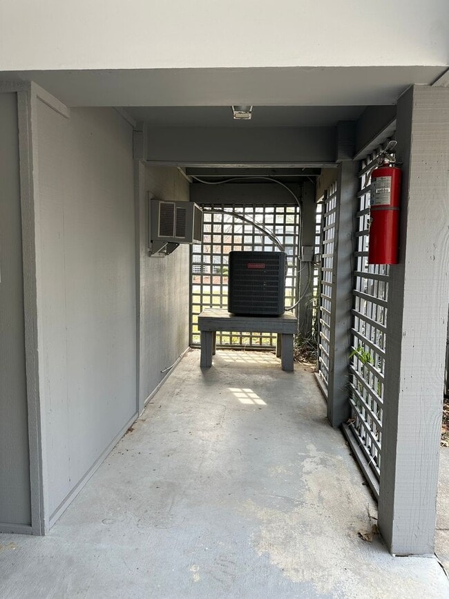 Building Photo - Furnished Townhome with Water Views and Boat Slip!