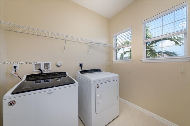 Building Photo - 925 Banyan Dr