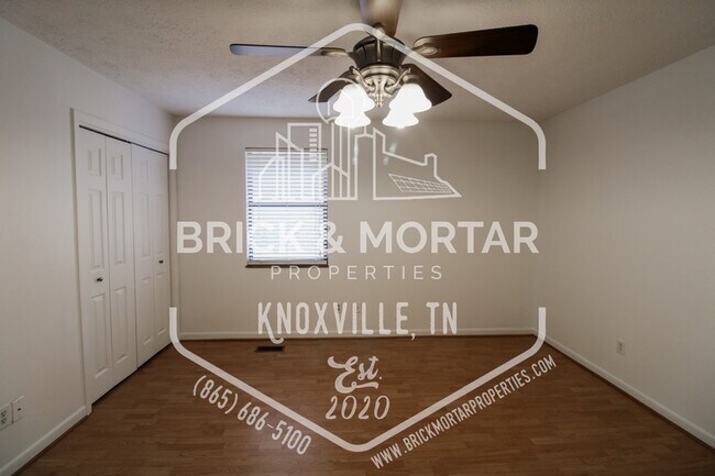 Building Photo - 4003 Valley View Dr NE