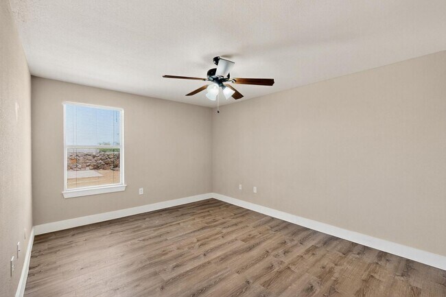 Building Photo - Two story 3 bedroom 2.5 bath in Santa Tere...