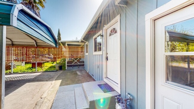 Building Photo - Gated and fully remodeled 1 bedroom 1 bath...