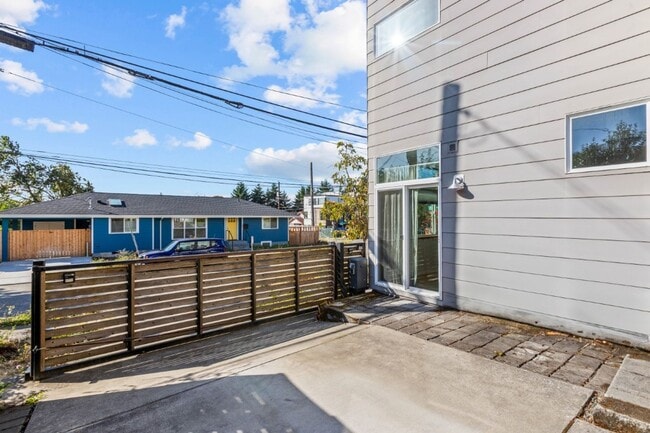 Building Photo - 2Bd/1.75Ba Seattle Townhouse