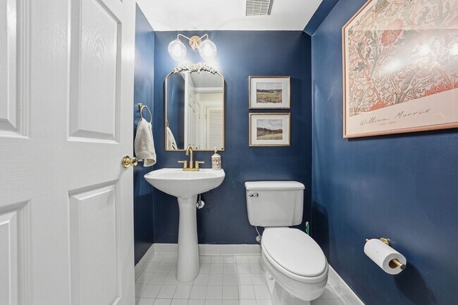 Building Photo - Enjoy the ease of condo style townhome living in this bright and inviting end unit.