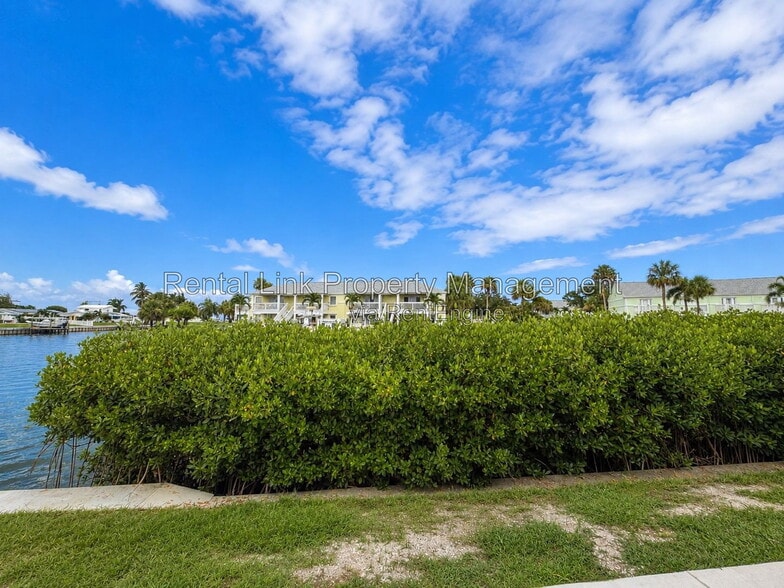 Building Photo - 4728 Beach Dr SE
