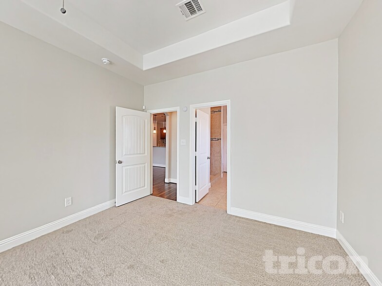 Building Photo - 1002 Woodcrest Dr