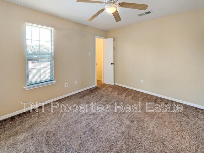 Building Photo - 1811 Woodsman Dr