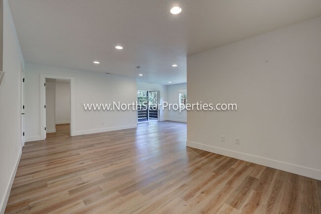 Building Photo - Beautiful home in NW Bend