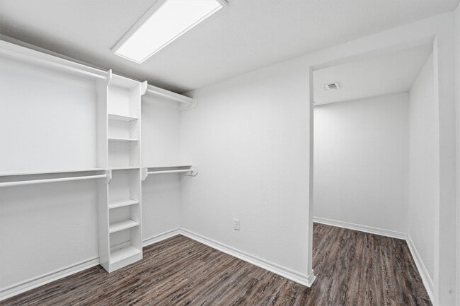 Building Photo - 2044 Des Jardines St
