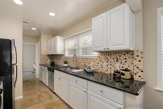 Building Photo - !!!CHARMING 4 BED 1 BATH HOME, DETACHED GA...