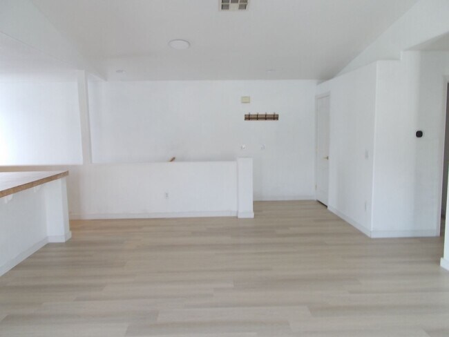 Building Photo - Move-In Ready 2BD/2BA Corner-Unit Condo in Guard-Gated Painted Desert!