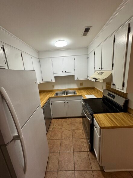 Building Photo - 801 Sandpiper Dr
