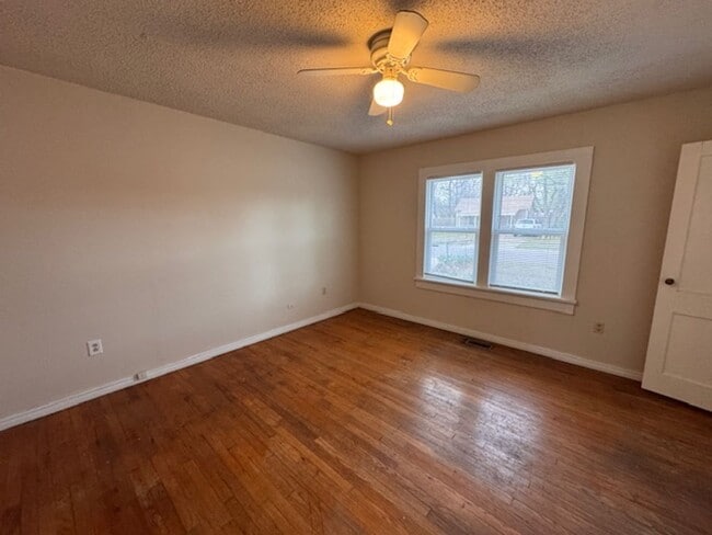 Building Photo - 2 bed one bath, great outdoor features, great location close to all Norman has to offer!