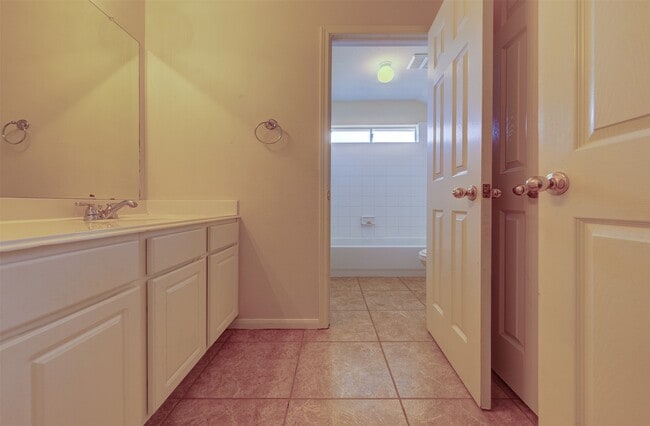 Building Photo - 2610 Ledgebrook Ln