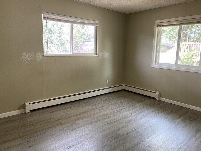 Building Photo - Swope Duplex - Upper