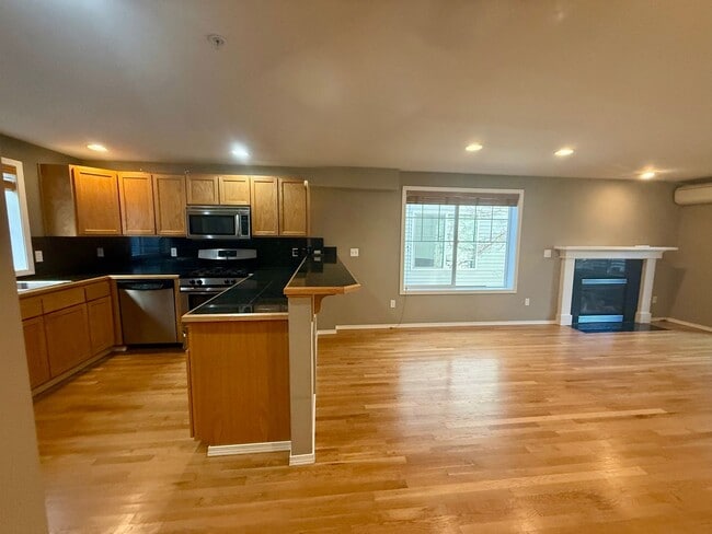 Building Photo - Greenlake Townhome