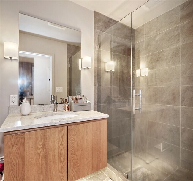 Building Photo - 70 Clarendon St