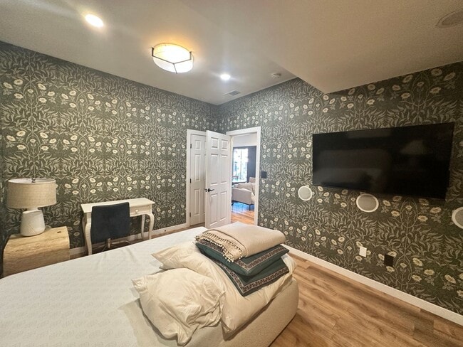 Building Photo - Furnished Unit! 2bed/ 1bath