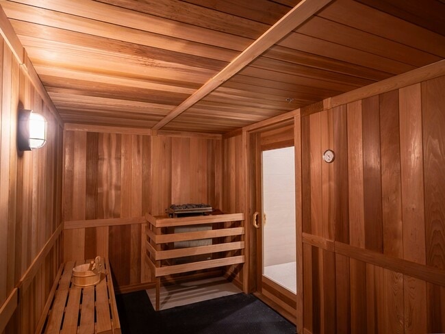 Building Photo - 1515 Liona St