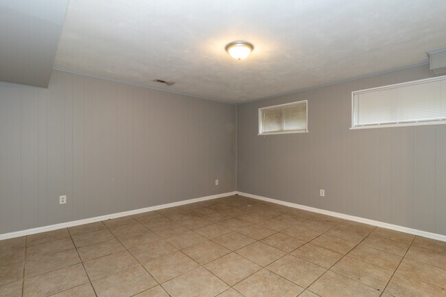 Building Photo - 630 Colonial Dr
