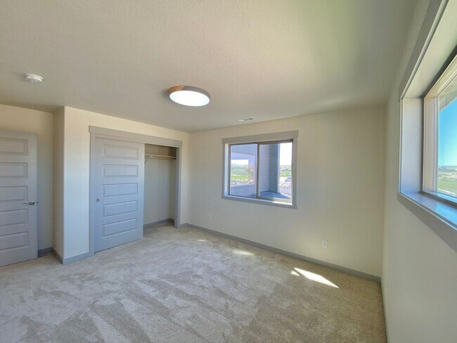 Building Photo - Stunning Southridge Rental with RV Garage & Luxury Finishes!