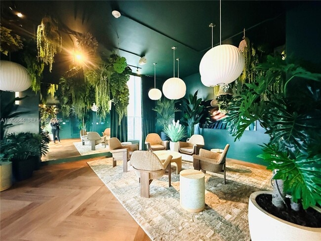 Building Photo - 121 NE 5th St