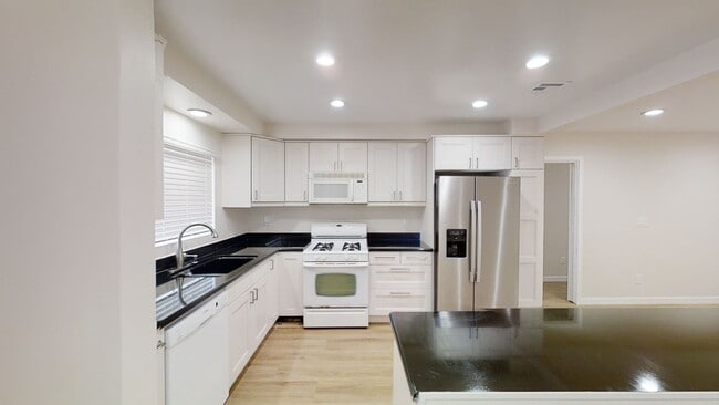 Building Photo - Easy Walk to Campus (Lease out, pending signatures. Check back in a few days!)