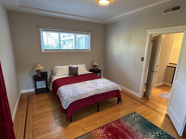 Building Photo - Bright & Spacious 3BR/2BA Home Overlooking Avalon Park – Furnished or Unfurnished- For Rent