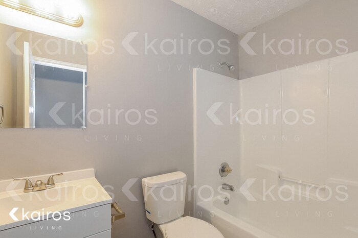 Building Photo - 415 Deer Park Dr