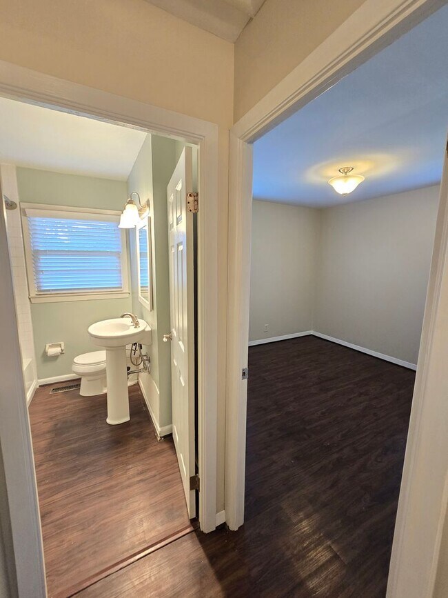 Building Photo - Newly remodeled 3 bed/1 bath home with a 1...