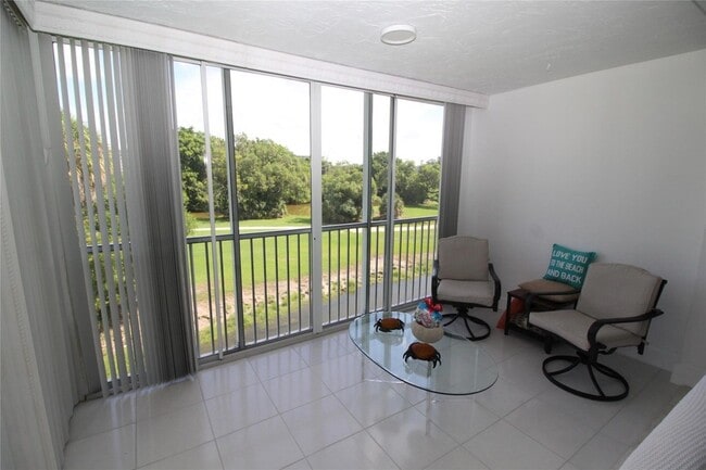 Building Photo - 3151 S Palm Aire Dr