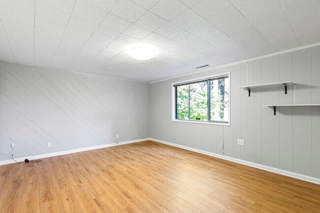 Building Photo - 2640 SW Vista Dr