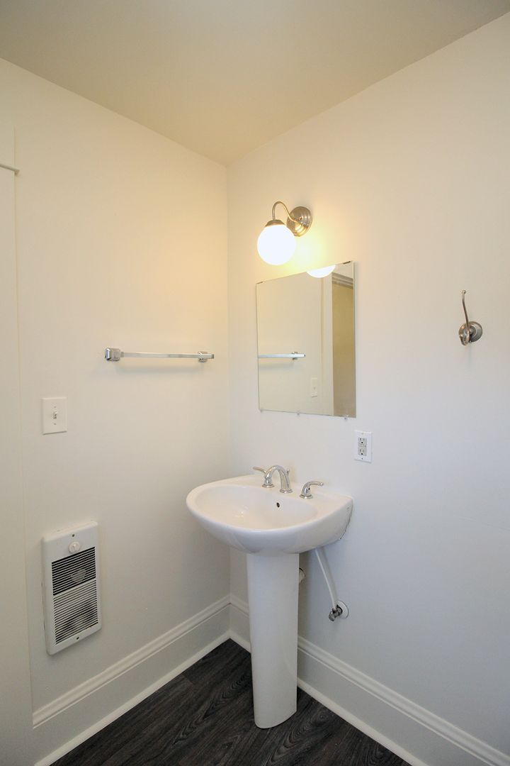 Building Photo - 5005-5007 N Kerby Ave