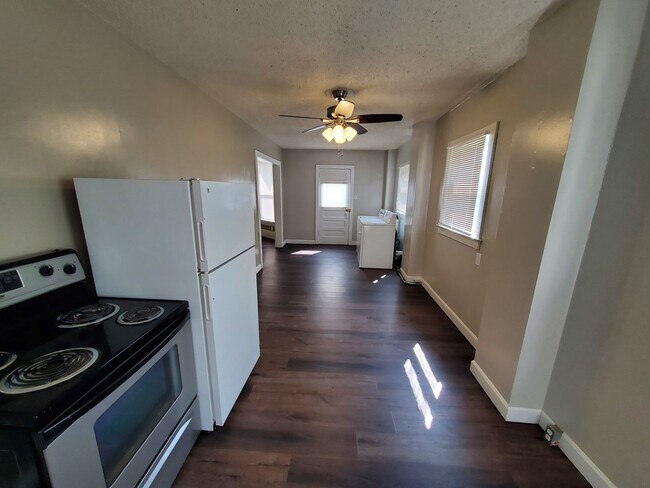 Building Photo - Remodeled 2 Bd with huge kitchen, dining room and living room