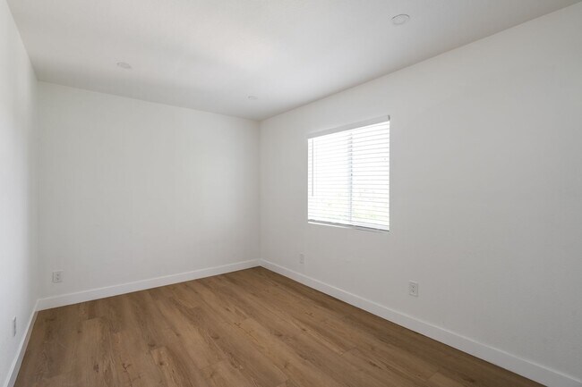 Building Photo - Private pool with canyon views!