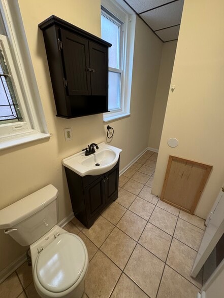 Full Bathroom - 4320 Walnut St