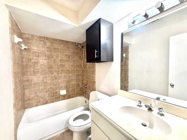 Building Photo - 8638 Meadowcroft Dr