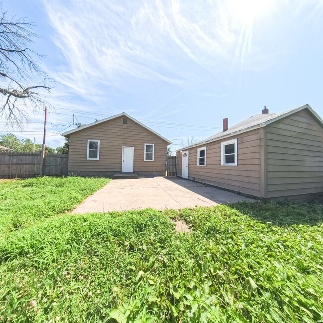 Building Photo - Newly updated 2 bedroom 1 bathroom home-Ad...